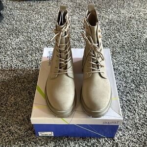 Combat boots